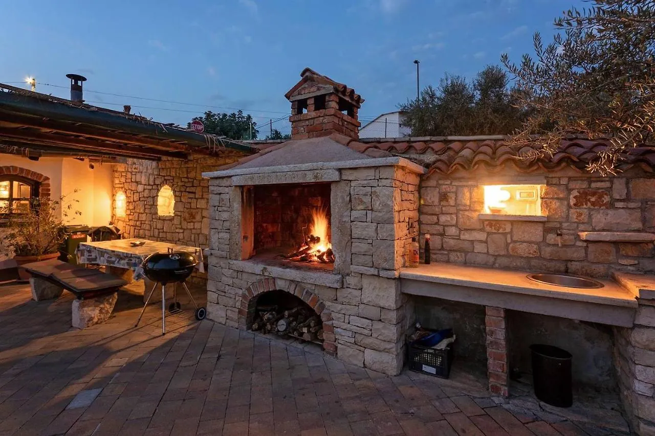 Apartments Villa Eric Kastelir Croatia