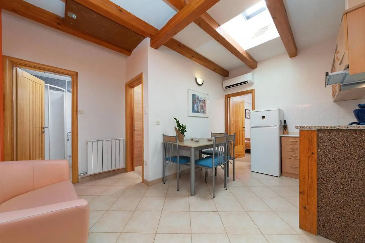 Guest house Apartments Villa Eric Kastelir