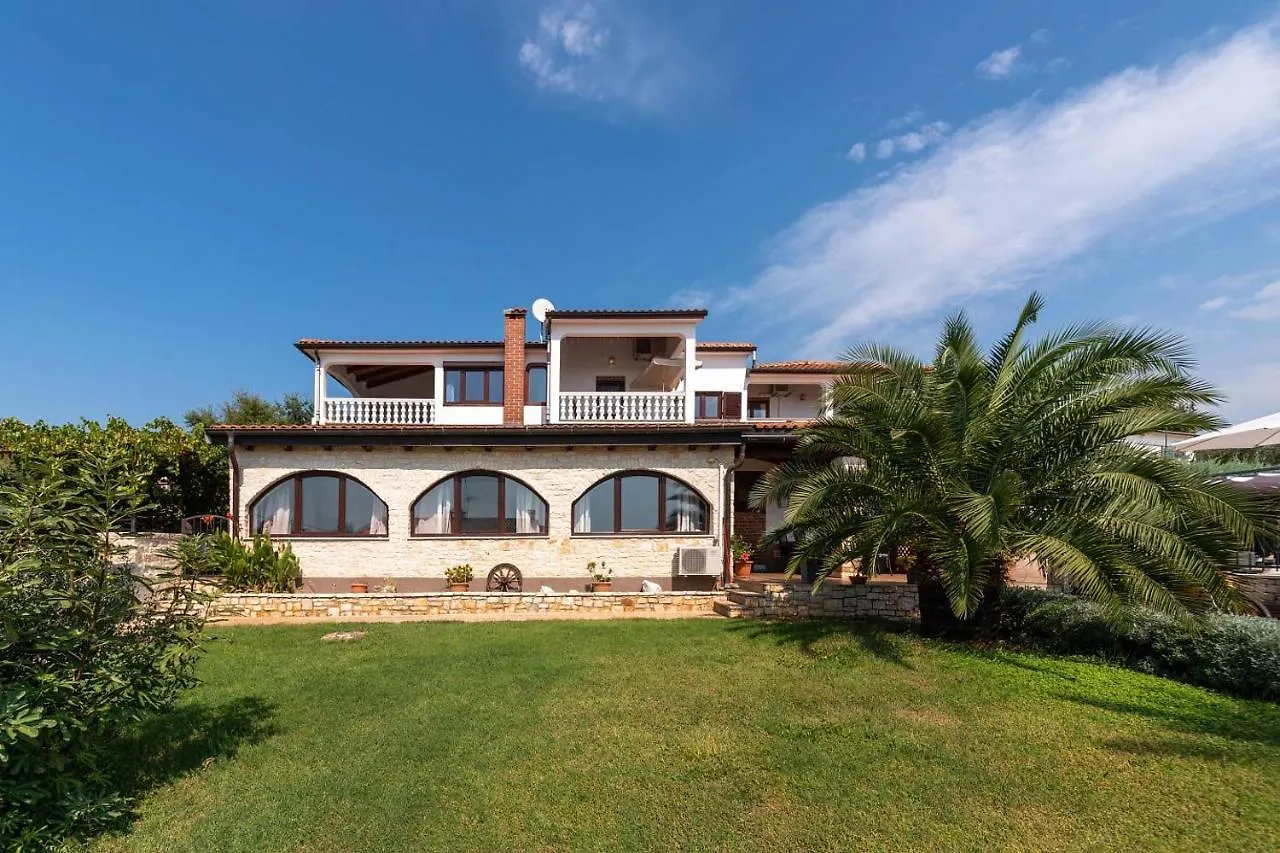 Apartments Villa Eric Kastelir