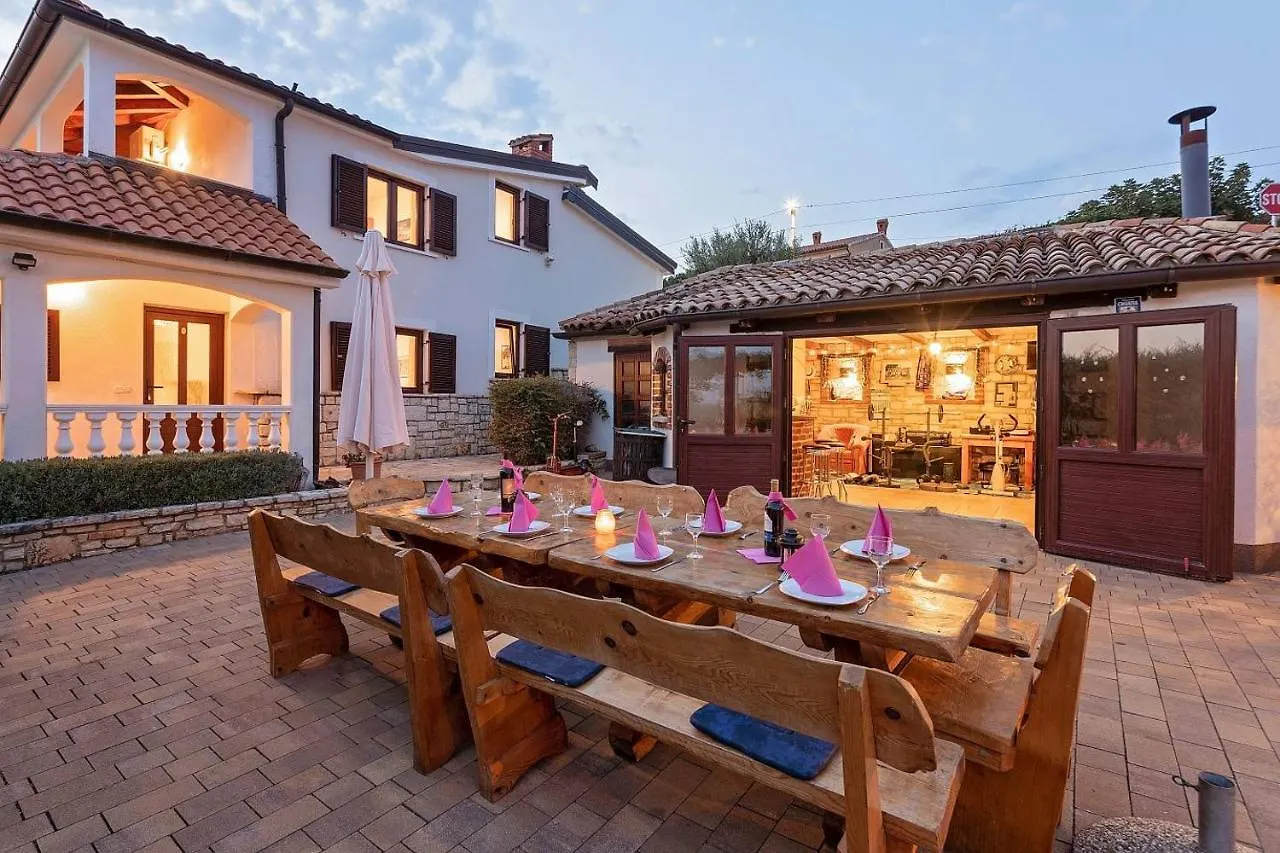 Apartments Villa Eric Kastelir Croatia