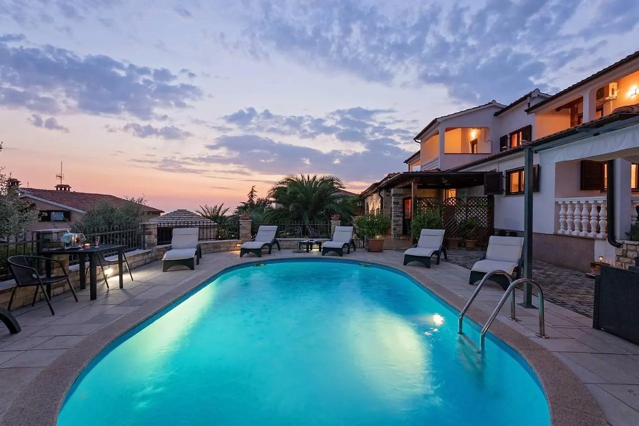 Apartments Villa Eric Kastelir
