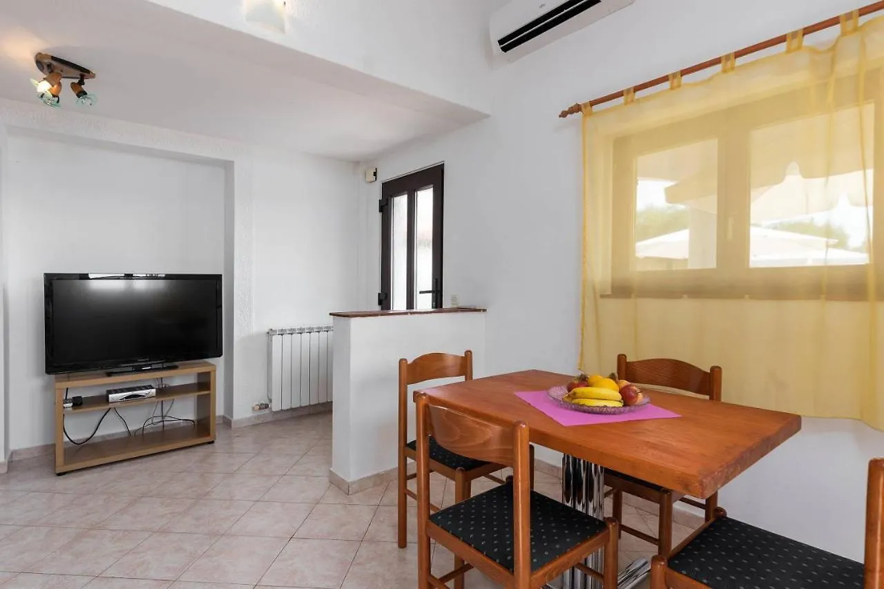 Apartments Villa Eric Kastelir