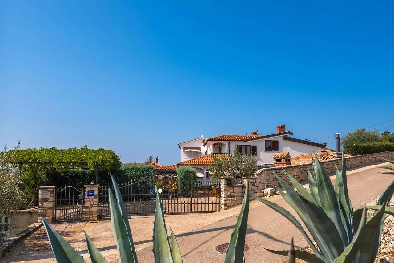 Apartments Villa Eric Kastelir