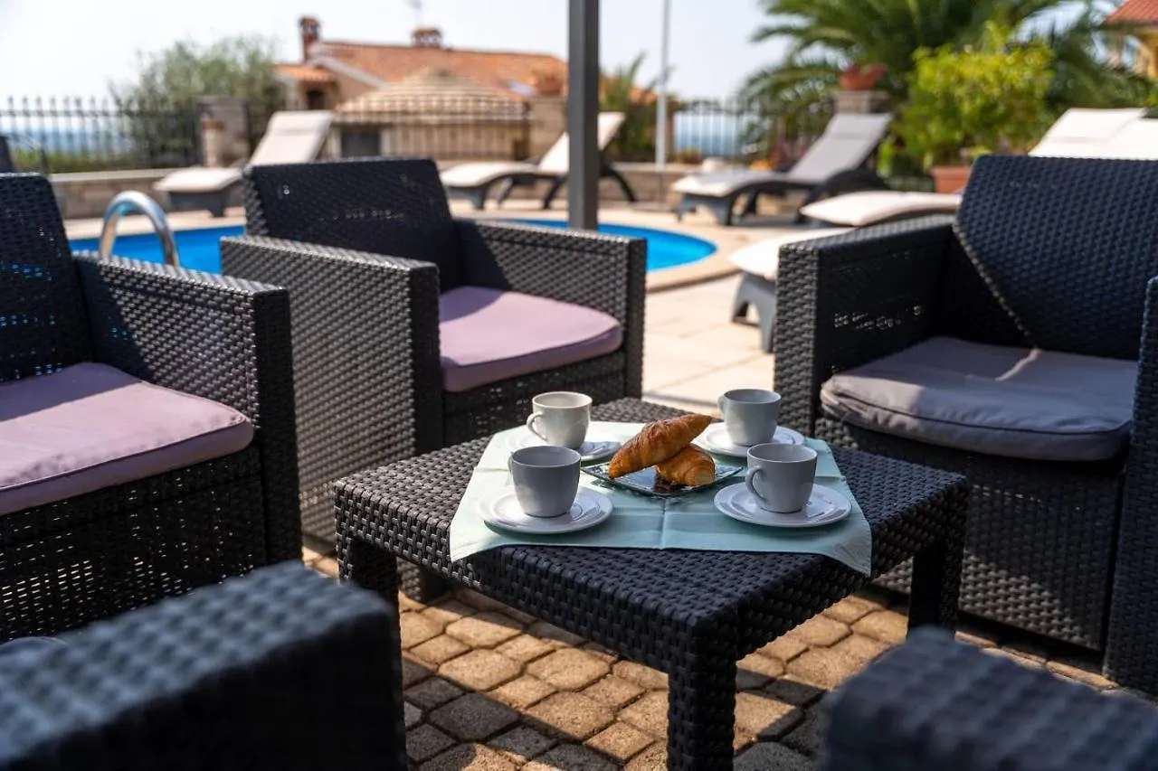 Apartments Villa Eric Kastelir