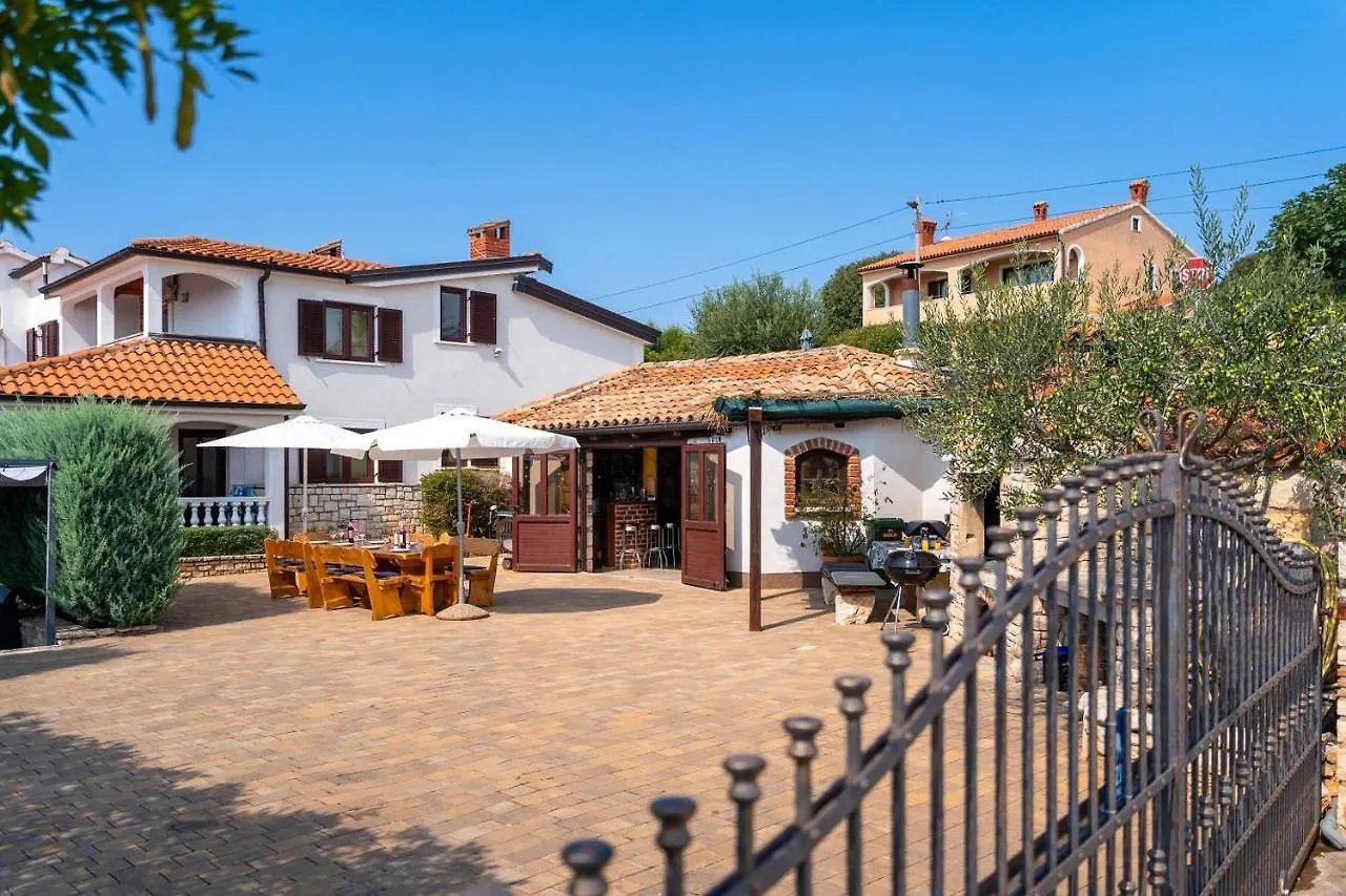 Apartments Villa Eric Kastelir Guest house